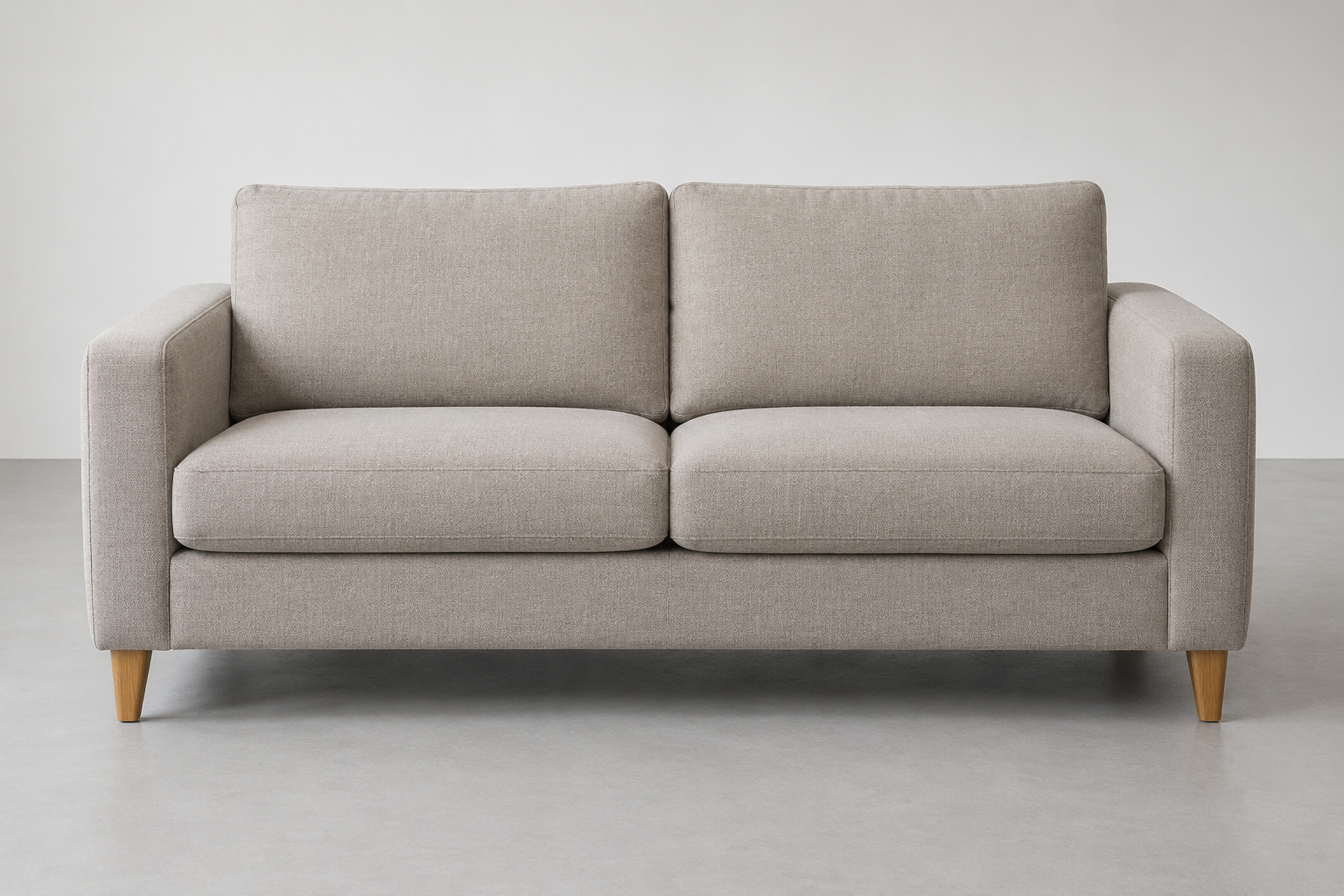 Ein schlichtes zweisitziges Stoffsofa steht vollständig sichtbar auf einer freien Fläche.