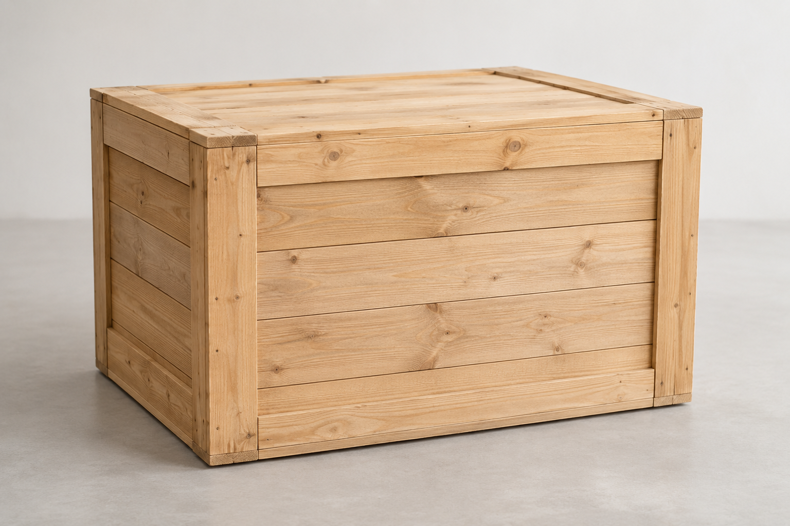 Eine einzelne unbeschriftete geschlossene Holztransportkiste steht auf einer freien Fläche.