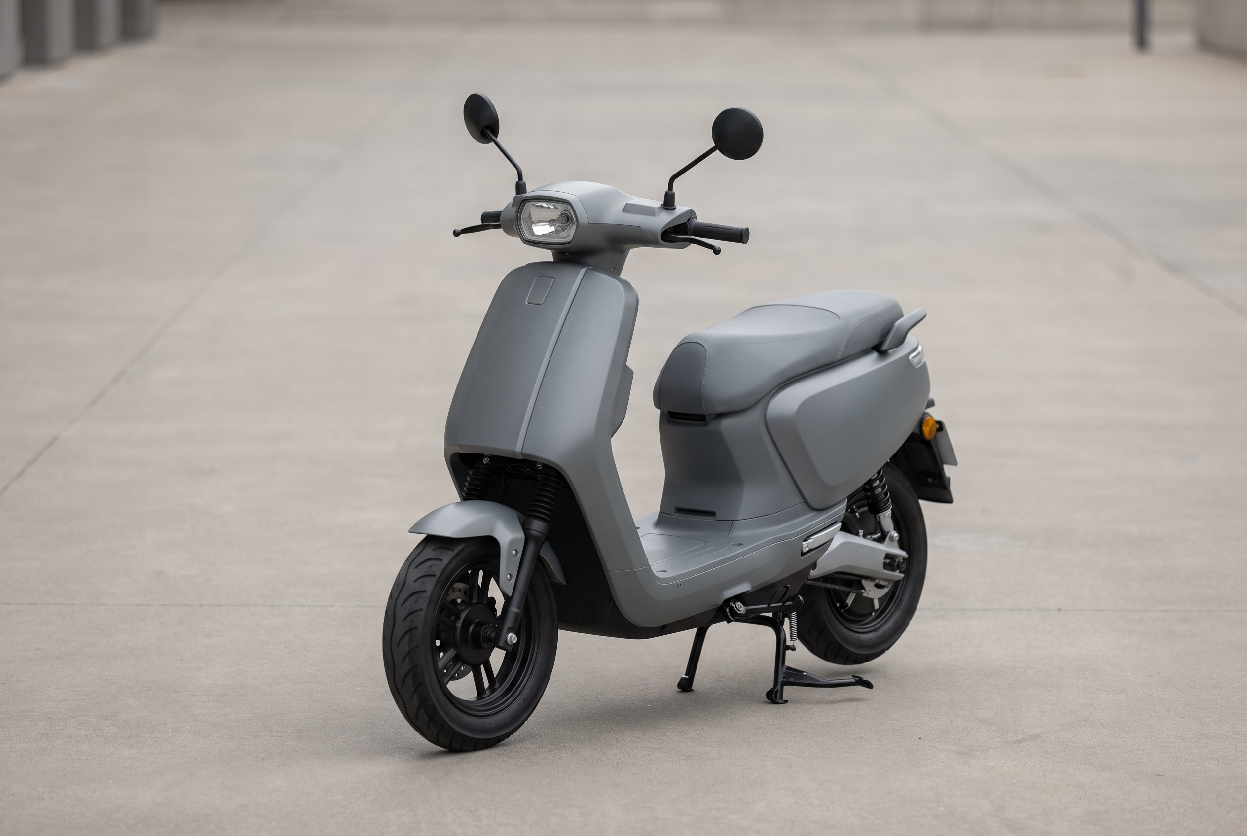 Ein unmarkierter Motorroller steht auf einer freien ebenen Fläche.